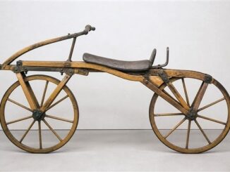 Historisches zweirädriges Holzfahrrad mit Sattel und großen Speichenrädern