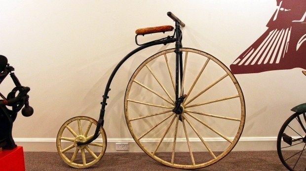 Historisches Hochrad als Fahrradmuseum-Exponat mit großem Vorderrad